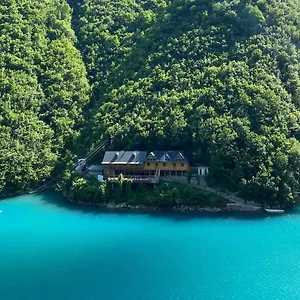 Albergue Riverside Komani, Koman